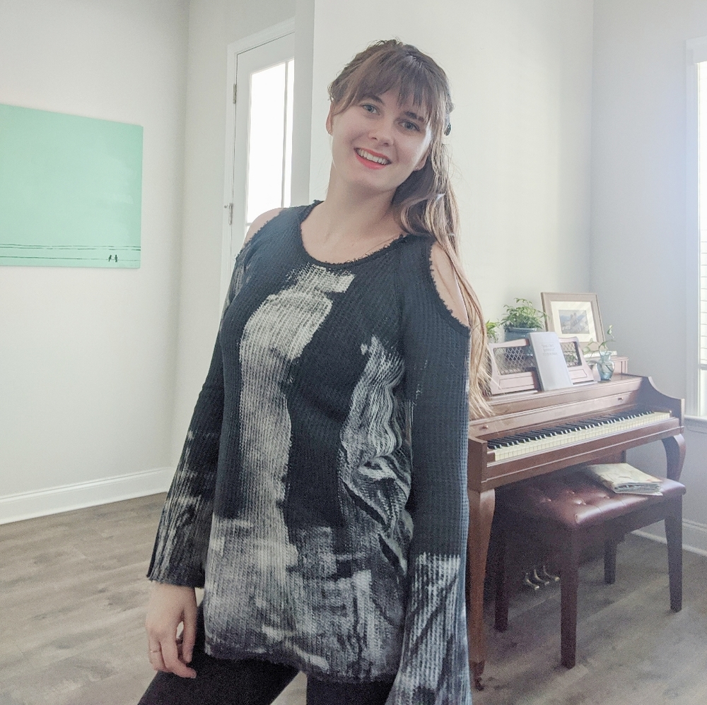 T Party cold shoulder long shirt with hood size S